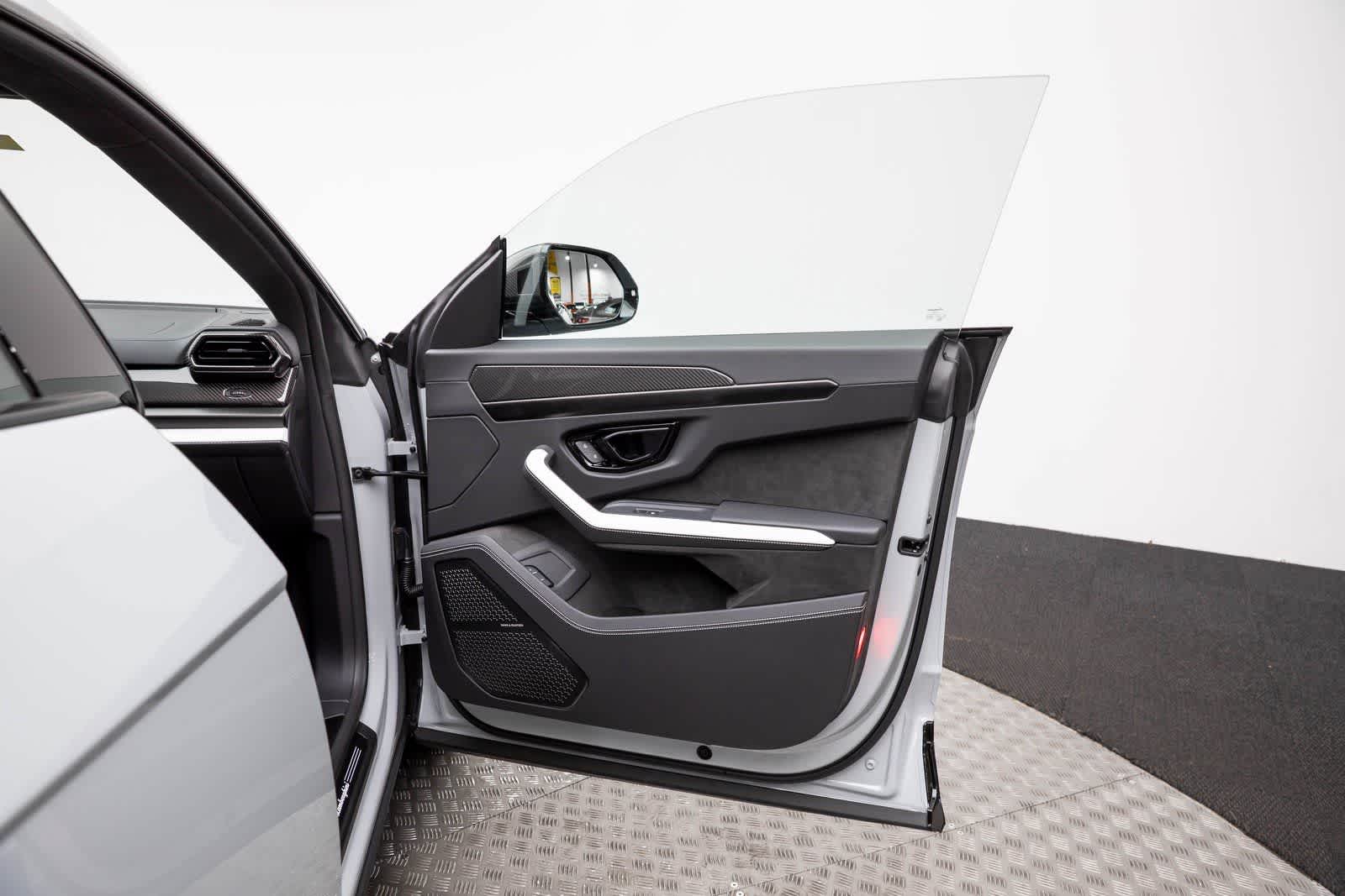 2025 Lamborghini Urus SE
