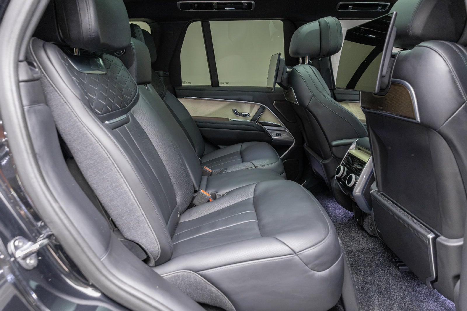 2025 Land Rover Range Rover SV