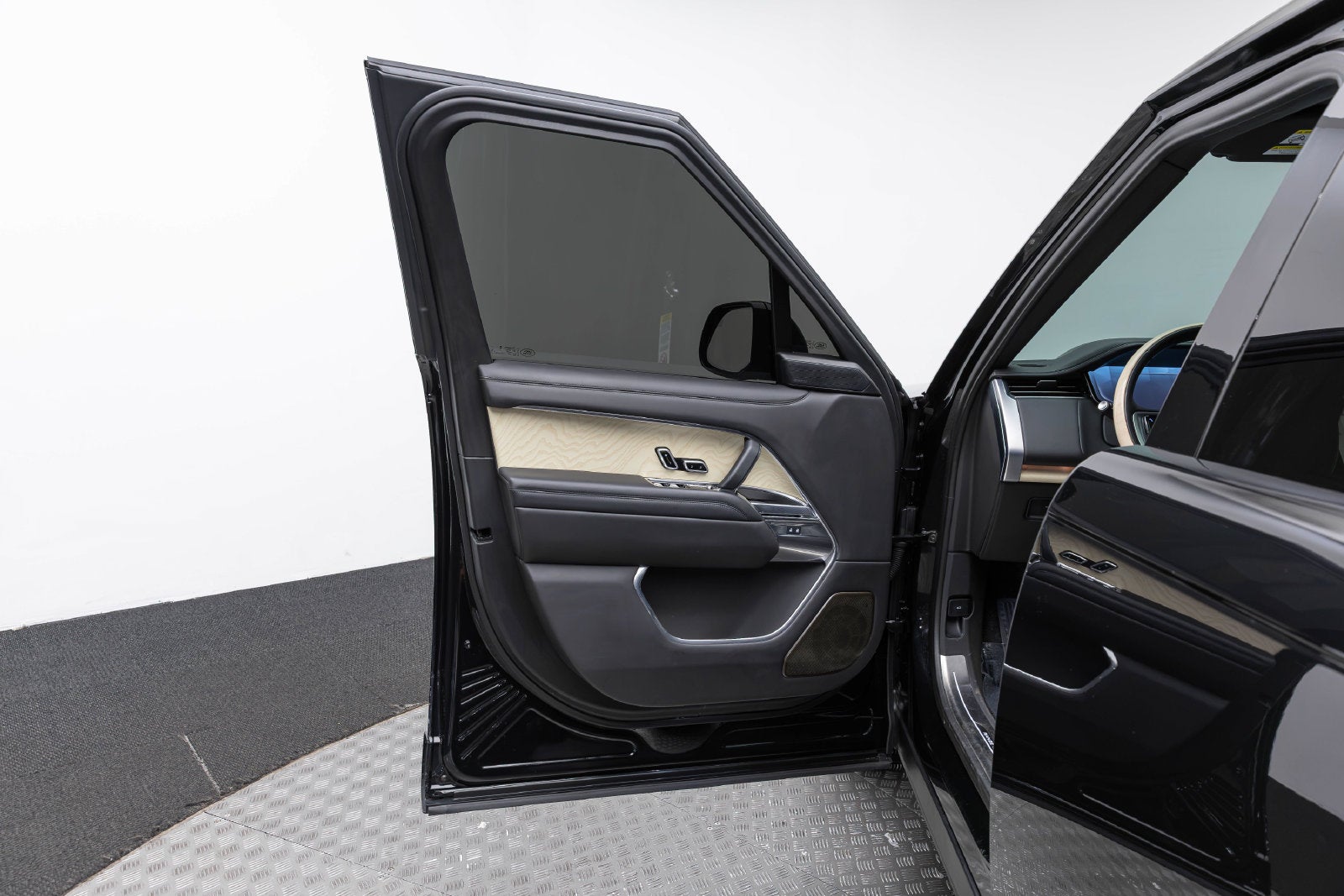 2025 Land Rover Range Rover SV