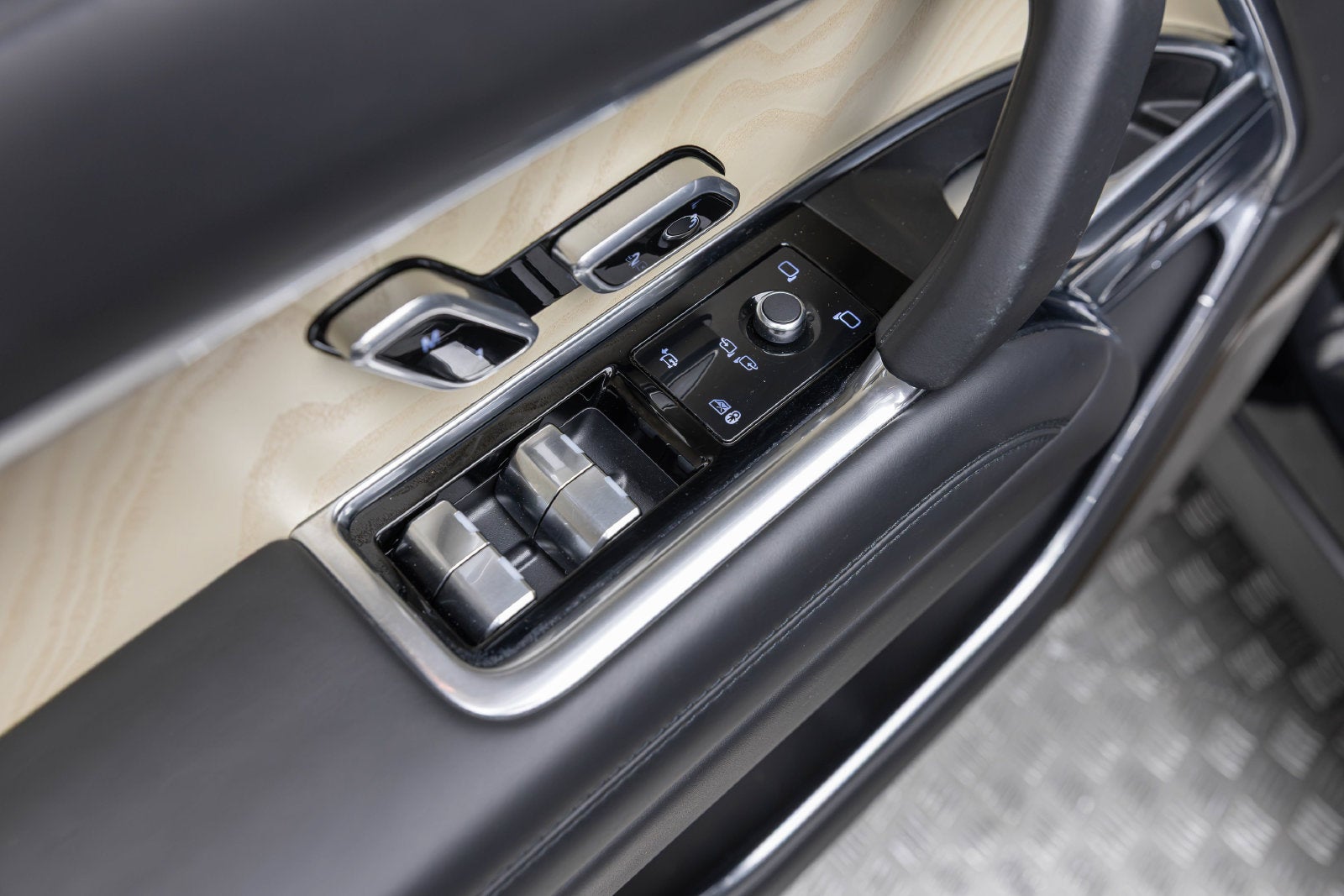 2025 Land Rover Range Rover SV