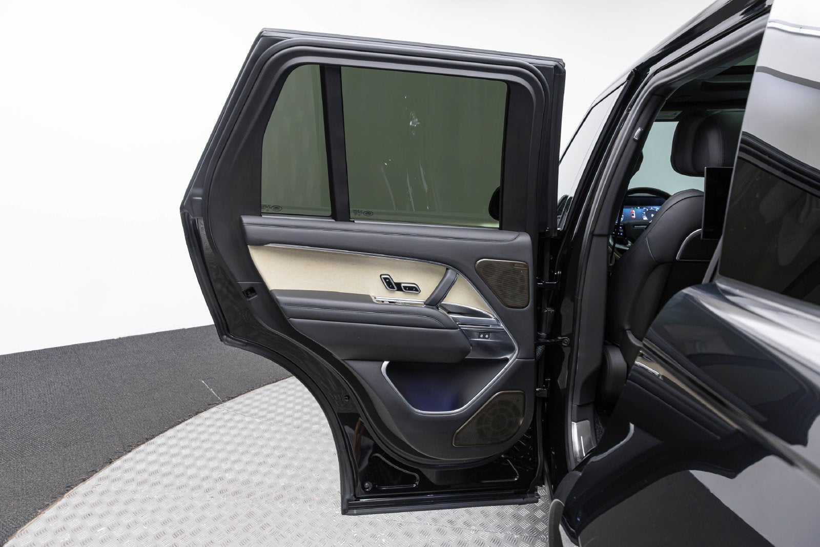 2025 Land Rover Range Rover SV