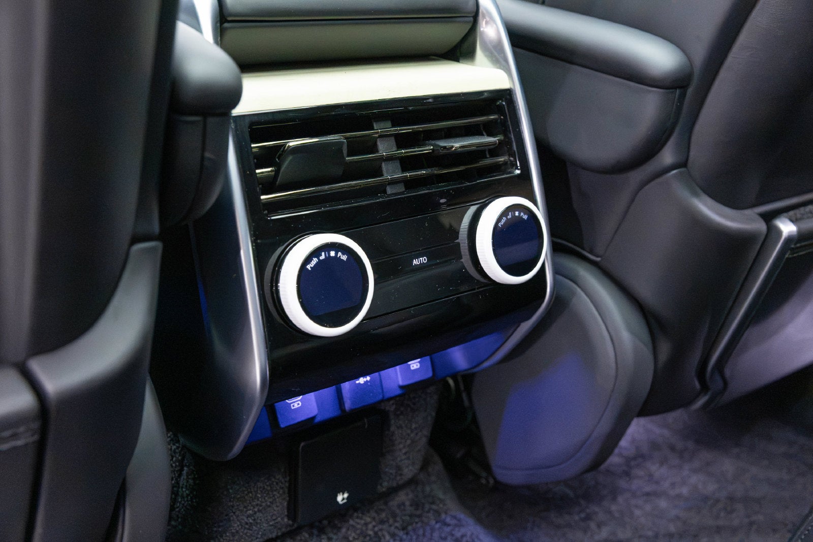 2025 Land Rover Range Rover SV