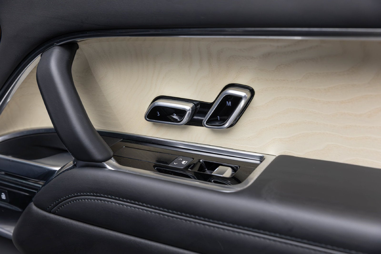 2025 Land Rover Range Rover SV