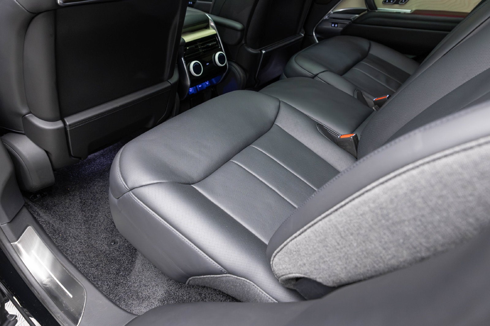 2025 Land Rover Range Rover SV
