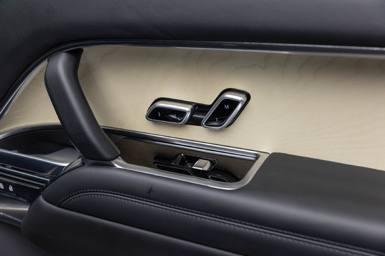 2025 Land Rover Range Rover SV