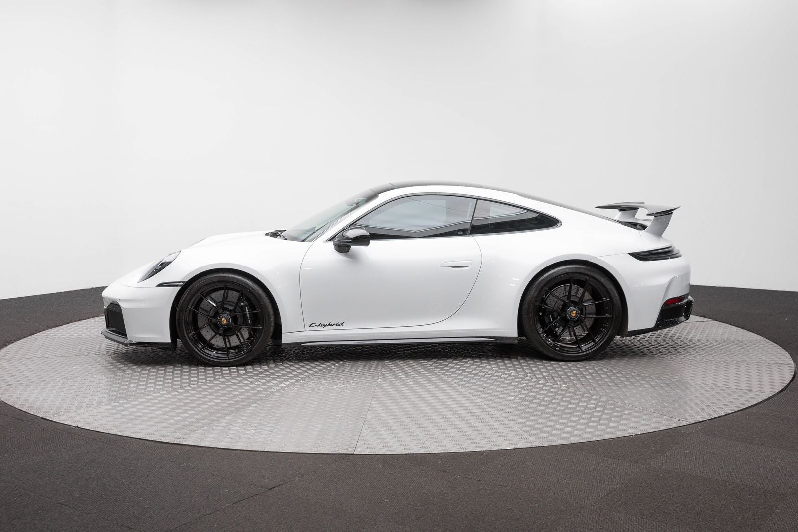 2025 Porsche 911 Carrera 4 GTS