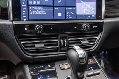 2022 Porsche Macan AWD